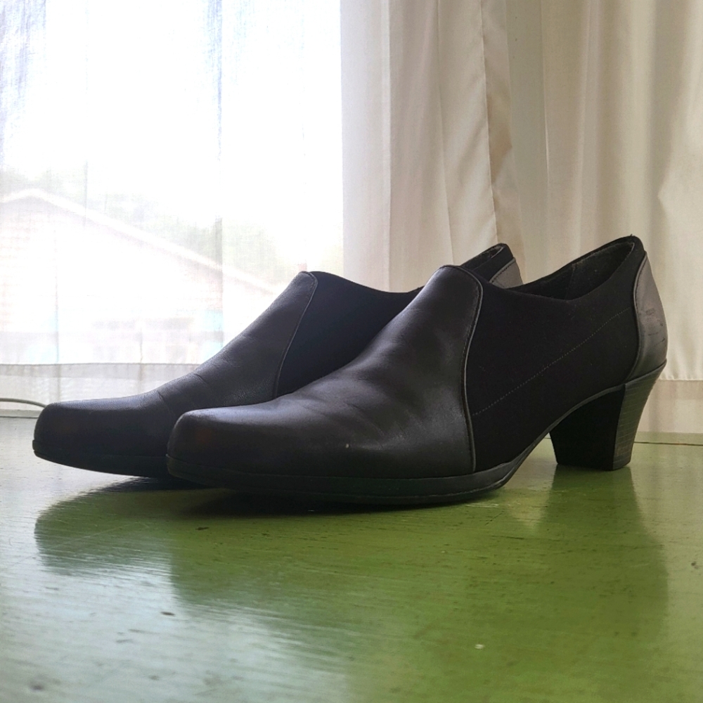 Munro American Black Heels